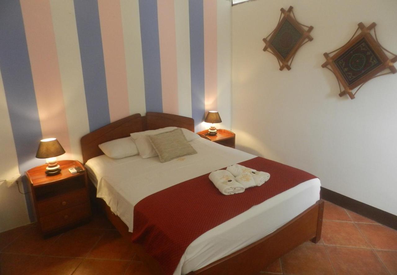 El Cauchero Hotel อีกีโตส ภายนอก รูปภาพ