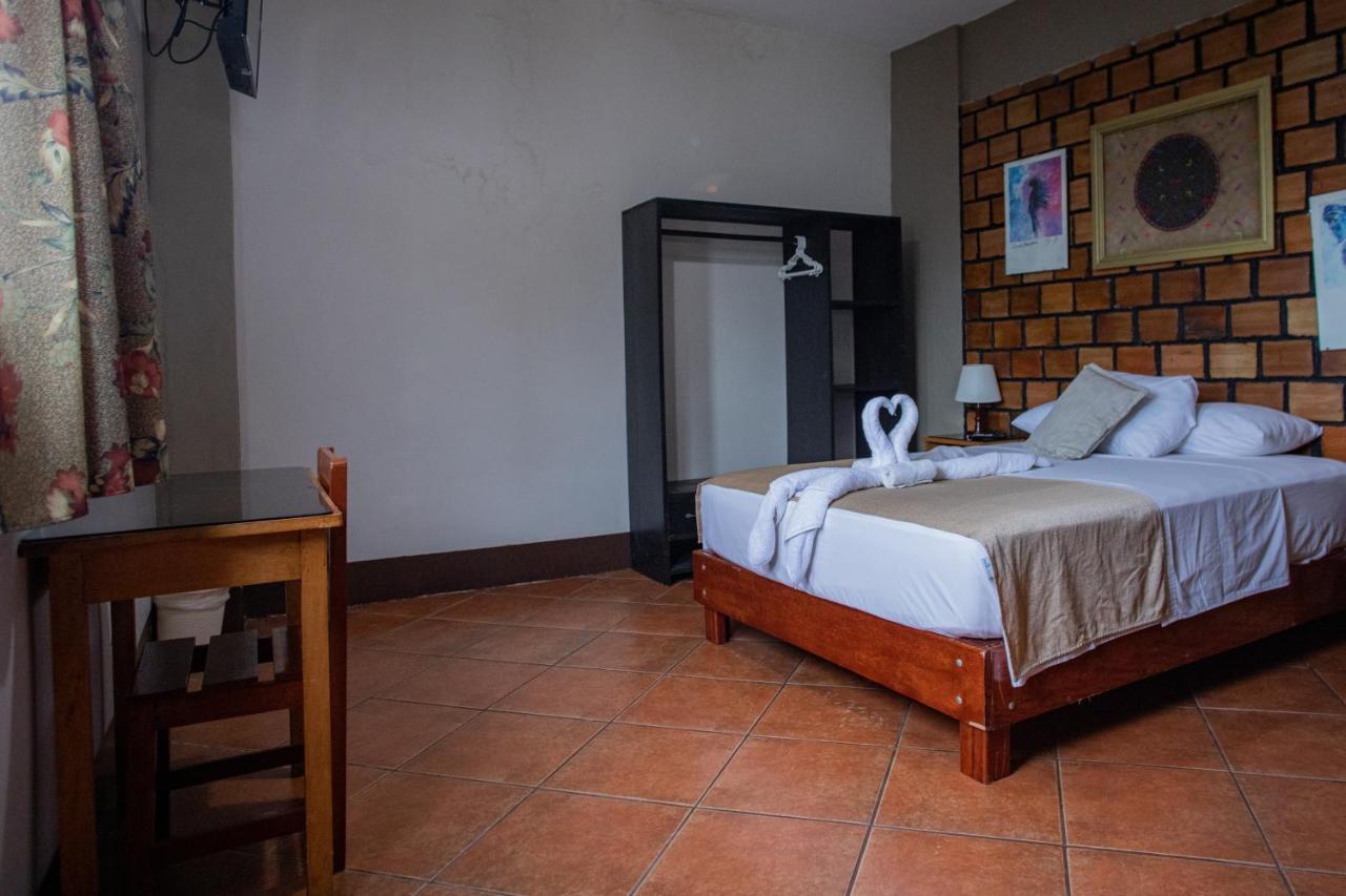 El Cauchero Hotel อีกีโตส ภายนอก รูปภาพ